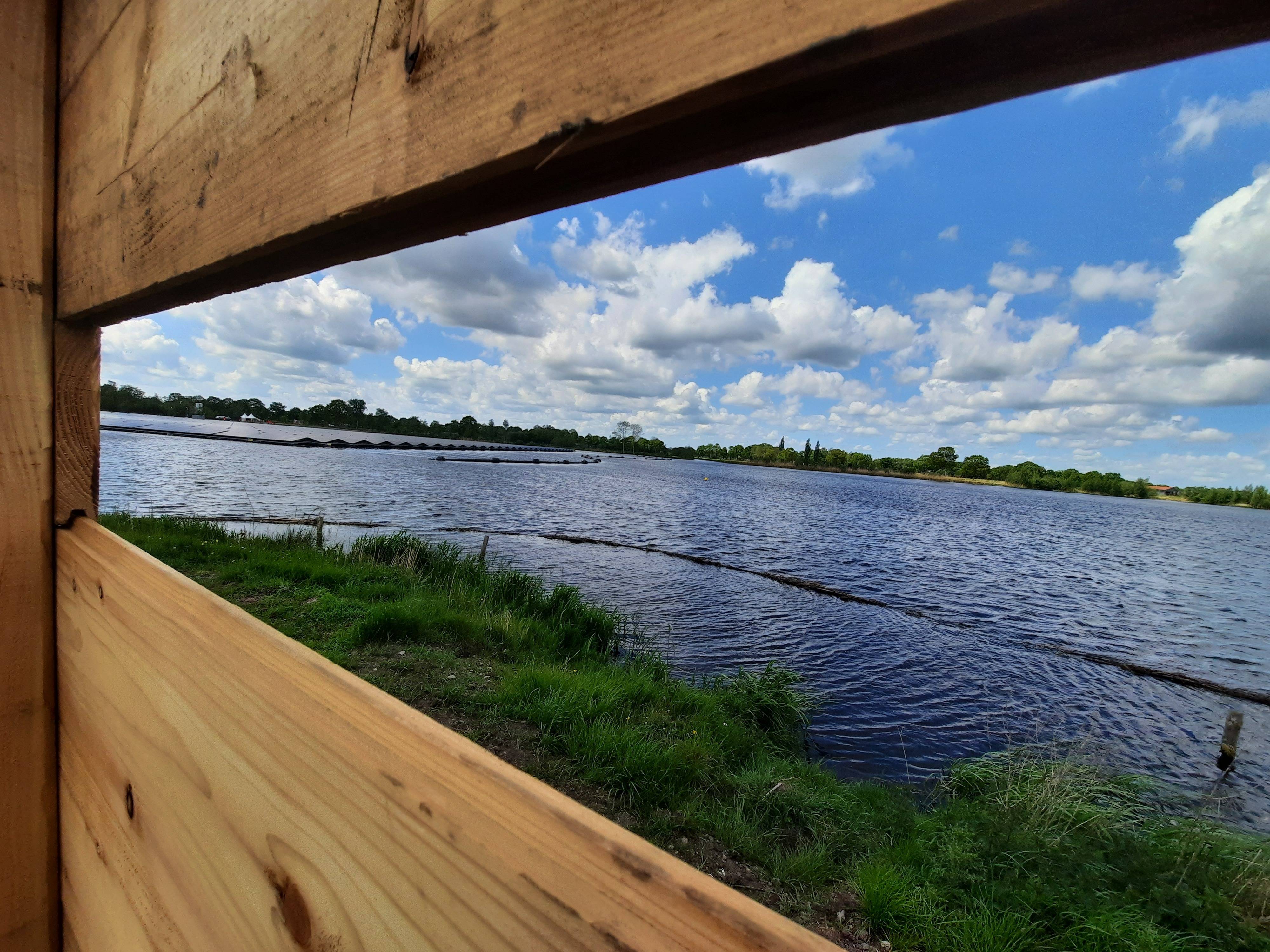 Drijvend zonnepark door hek