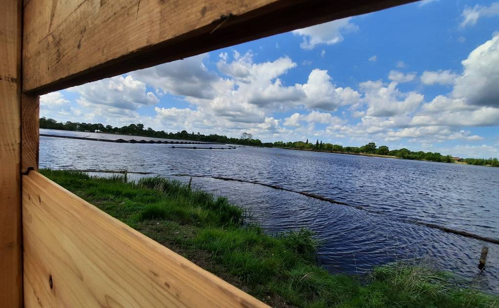 Drijvend zonnepark door hek