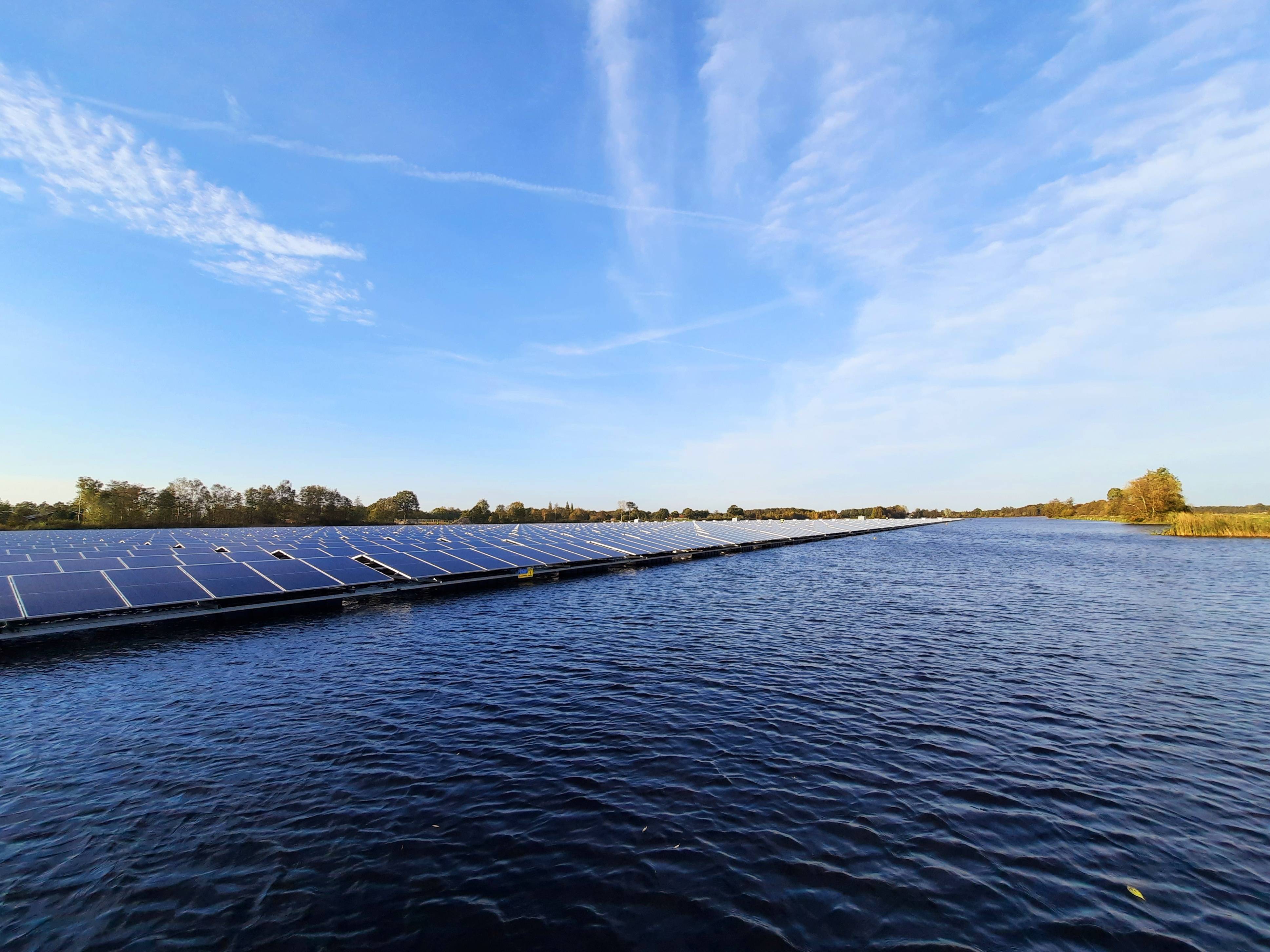 Drijvend zonnepark vanaf water