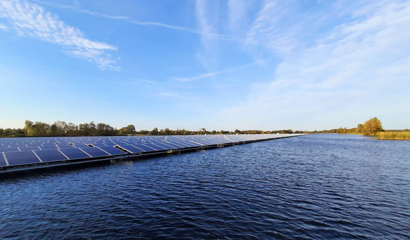 Drijvend zonnepark vanaf water