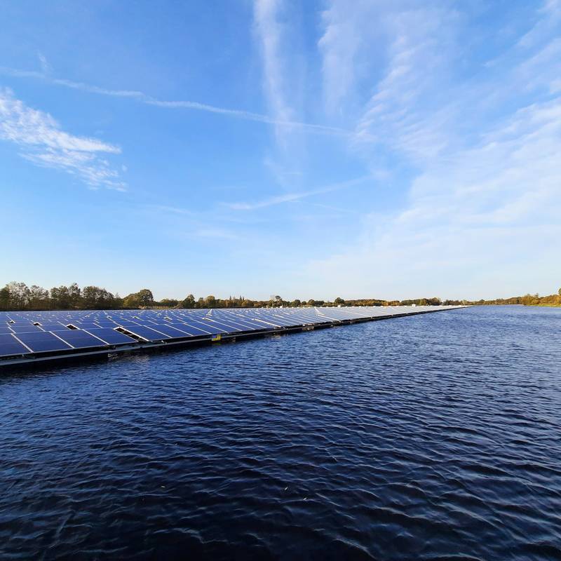 Drijvend zonnepark vanaf water