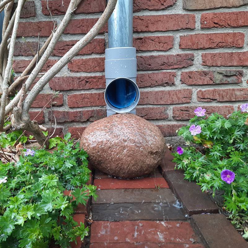 Regenpijp afkoppelset tijdens regen